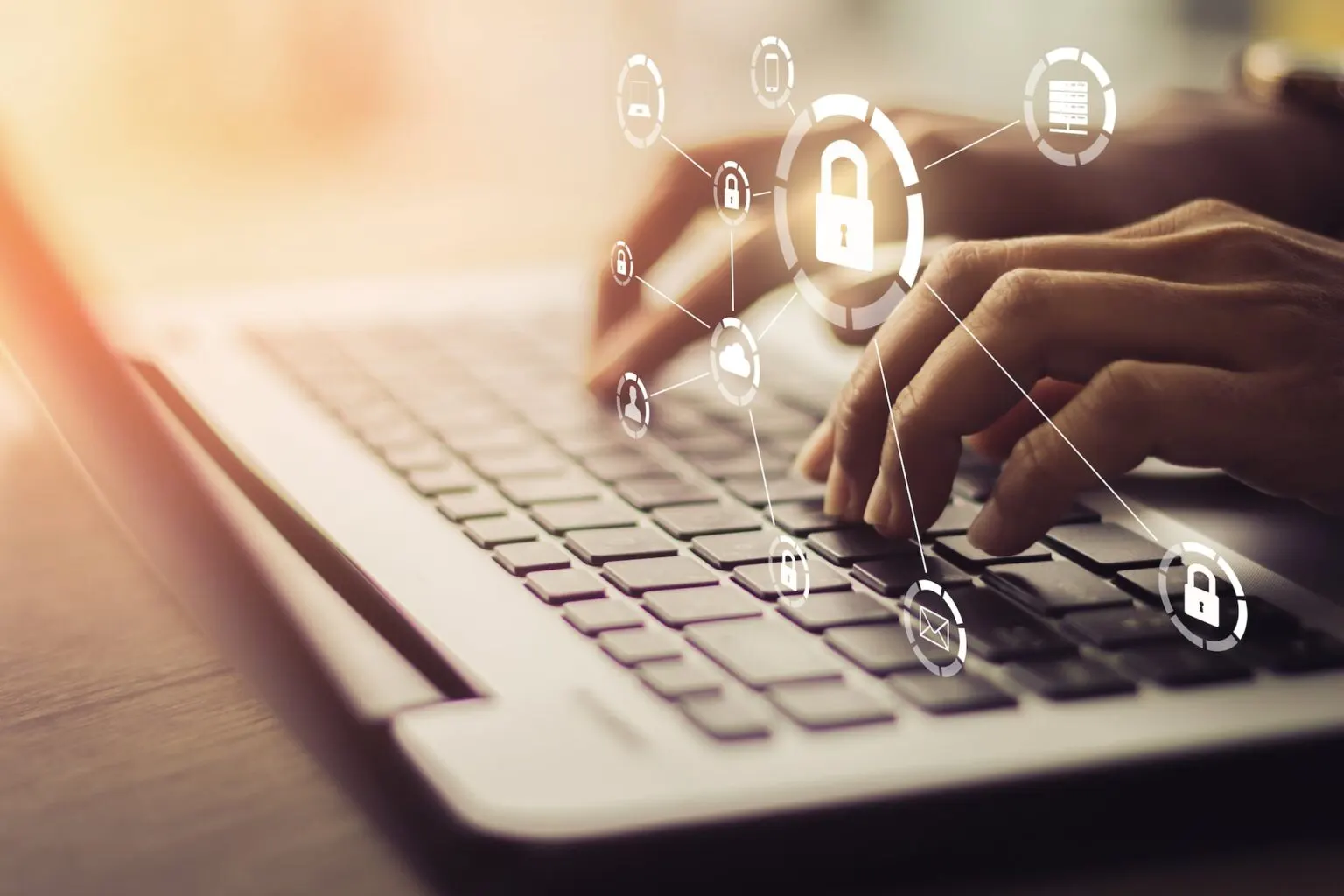 Ein IT-Experte prüft die Sicherheitseinstellungen an mehreren Bildschirmen