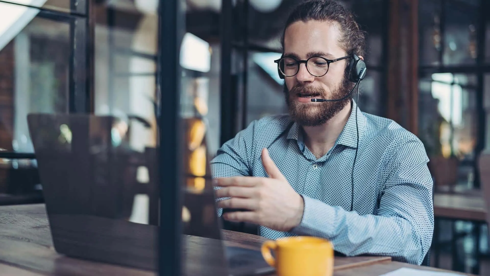 Ein IT-Supporter leistet Ad hoc-Support remote über Laptop und mit Headset