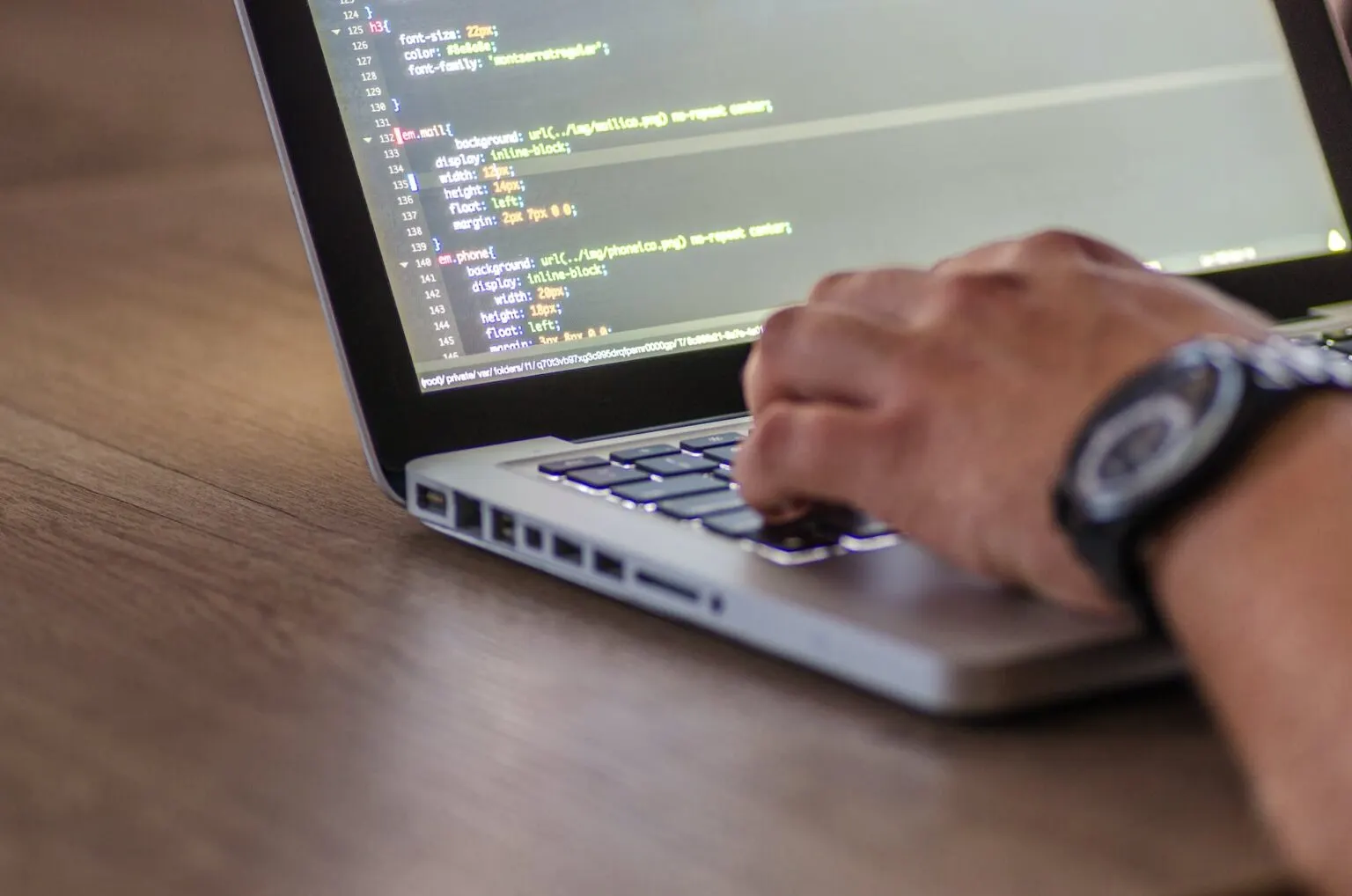 Mann schreibt Software Code